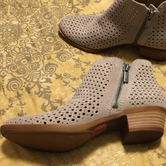 Cute beige ankle boots - NWT! - Picture 2 of 5